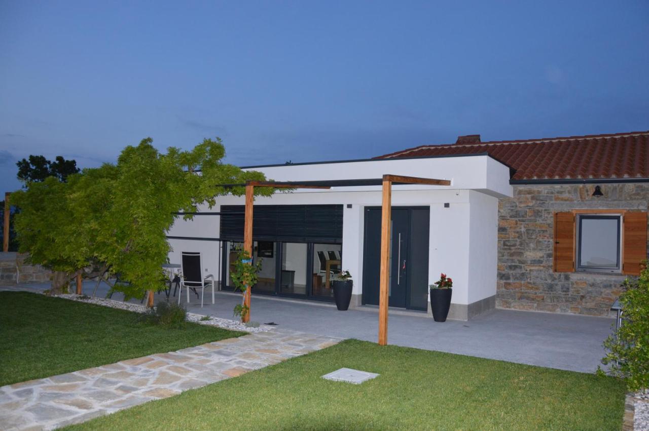 Casa Miranda - Family Comfort In A Quiet Area, Near The Sea, With Bbq And Free Parking Zgornje Skofije Exterior foto